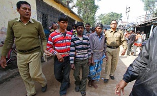 Des suspects du viol collectif sont emmenés par la police, près de Subalpur en Inde le 23 janvier 2014