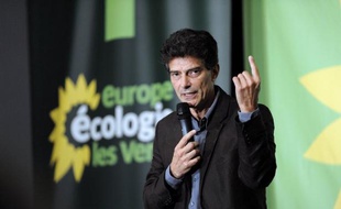 Europe-Ecologie-Les Verts (EELV) a voté à une large majorité samedi une motion de synthèse réclamant un "changement de cap" du gouvernement auquel le parti écologiste participe, un texte approuvé par les deux ministres "verts" Cécile Duflot et Pascal Canfin.