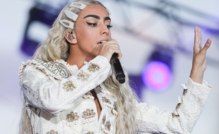 Bilal Hassani lors d'un concert à Toulouse le 14 juillet 2019