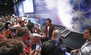Amir, candidat français à l'Eurovision 2016, face aux médias à l'issue d'une conférence de presse, le 13 mai 2016, à Stockholm (Suède).