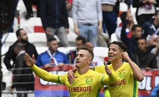 Valentin Rongier, félicité par Harit, lors de son but à Lyon.