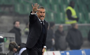 Sylvinho, ici lors du derby entre l'ASSE et l'OL, dimanche dans le Chaudron. PHILIPPE DESMAZES / AFP)