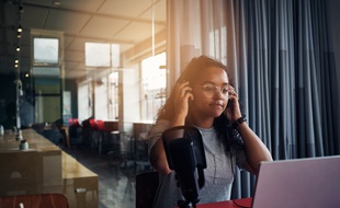 Les podcasts tendent à viser des auditeurs plus jeunes et des publics plus divers.
