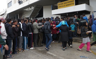 Des réfugiés à l'aéroport d'Athènes, en Grèce.