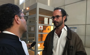 Cédric Herrou et son avocat Zia Oloumi, ce lundi au tribunal correctionnel de Nice.