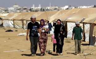Dans le camp jordanien de Zaatari, qui accueille des milliers de Syriens, des médecins français montent un hôpital de campagne sous le regard de dizaines de réfugiés, heureux de cette aide mais qui auraient préféré une intervention militaire.