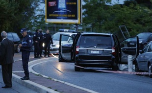 Des enquêteurs autour du véhicule dans lequel Hélène Pastor a été assassinée le 6 mai 2014 à Nice