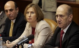 Mme Livni, favorite selon les sondages pour succéder à M. Olmert, a pour sa part exprimé ses réserves sur la conclusion rapide d'un accord. "Le facteur temps ne doit pas nous forcer à commettre de graves erreurs en tentant de combler les divergences", a affirmé Mme Livni aux journalistes.