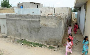 Le président pakistanais a demandé lundi des explications sur l'arrestation pour blasphème d'une jeune fille chrétienne, peut-être trisomique, accusée d'avoir brûlé des feuilles de papier sur lesquelles se trouvaient des versets du Coran.