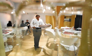 Le restaurant peut accueillir 60 personnes en intérieur et 50 en extérieur.