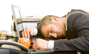 Un homme dort au travail.
