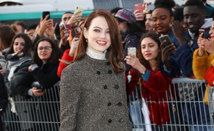 L'actrice Emma Stone avant le défilé Louis Vuitton à Paris