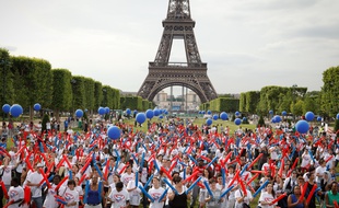 Paris le 27 juin 2012. . Rassemblement sur le champ de Mars d'un millier de jeunes effectuant leur service civique volontaire. partout en France. Batucada geante.