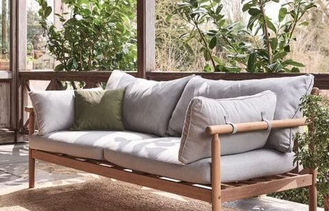 Envie de profiter de l’été ? Ce canapé de jardin 2 places en eucalyptus est à -60 % chez Alinéa