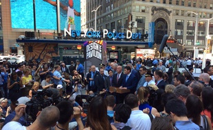 Le maire de New York, Bill de Blasio, et le chef de la police, James O'Neill, ont écarté la piste terroriste après un incident de la circulation qui a fait 1 mort et 22 blessés à Times Square, le 18 mai 2017.