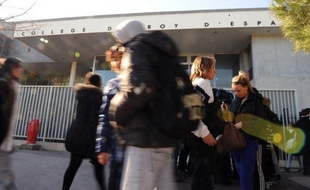 Comment réagir quand des jeunes armés pénètrent dans un collège? Face à une fusillade? A l'Institut national des hautes études de la sécurité et de la justice (INHESJ), à Paris, des chefs d'établissements scolaires sensibles apprennent à gérer des situations de crise.