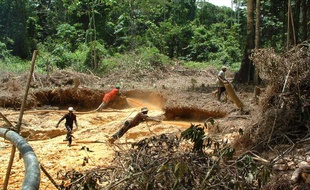 Des orpailleurs sur les bords d'une rivière au Brésil, en novembre 2008.