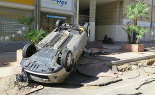 Une voiture renversée par les intempéries dans les rues de Cannes le 4 octobre 2015