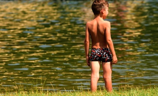 Un enfant devant le lac de la base nautique du Wam Park du village de Condrieu, dans le Rhône.