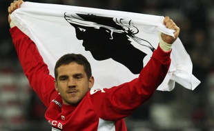 Jean-Louis Leca, le gardien de Bastia, est entré sur la pelouse avec un drapeau corse à la fin de la rencontre Nice-Bastia (0-1), le 18 octobre 2014.