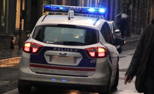Illustration d'une voiture de police circulant dans les rues de Rennes.