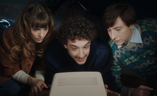 Noémie Schmidt (Stéphanie), Paul Scarfoglio (Toni) et Arthur Mazet (Simon) campent les héros de « 3615 Monique ».