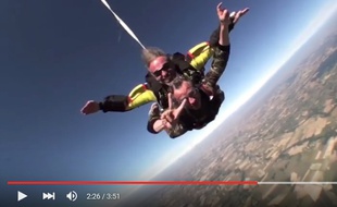 Le candidat LR en Languedoc-Roussillon/Midi-Pyrénées Dominique Reynié saute en parachute, le 25 septembre 2015 au-dessus de Pamiers, en Ariège.