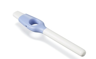 Un écouvillon permettant de réaliser des prélèvements de dépistage du HPV à domicile.