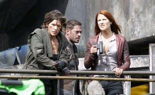 Milla Jovovich (à g.), sur le tournage de « Resident Evil : The Final Chapter ».