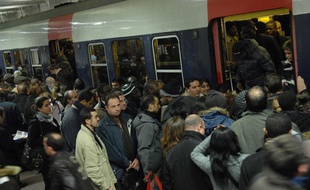Illustration de la cohue sur les quais du RER à la gare du nord.