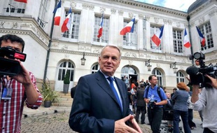 En annonçant une baisse des effectifs de fonctionnaires dans certains ministères pour créer des postes dans les secteurs prioritaires à emplois constants, le gouvernement qui récuse toute "saignée", prend le risque de susciter colère et incompréhension.