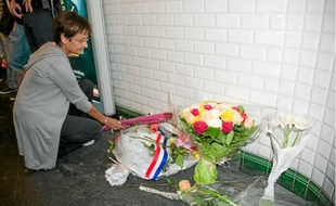Mercredi, un dépôt de gerbes a été organisé à la station Crimée, à Paris.