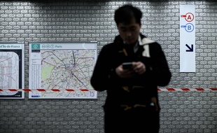 Un passager du métro à Paris, le 23 décembre 2019.(Philippe LOPEZ / AFP)