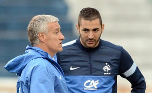 Didier Deschamps (à gauche) et Karim Benzema lors d'un entraînement à Porto Alegre au Brésil le 6 juin 2013