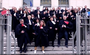 Les avocats niçois ont réalisé leur vidéo sur les marches du palais de justice, mardi