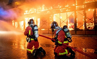 Deux sapeurs-pompiers en intervention sur le marché couvert de Levallois-Perret, le 18 août 2019.