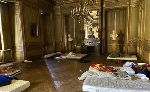 Plusieurs matelas ont été posés à même le sol dans un de salons du Grand-Théâtre