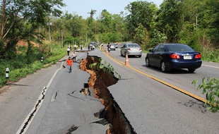 La route près de Chang Mai a été endommagé par un important séisme lundi 5 mai 2014.