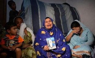 "Mon fils est allé se recueillir sur la tombe de son père, mais il n'est jamais revenu. Nous avons retrouvé son corps mutilé dans un sac", raconte, secouée de sanglots, Shahida, mère éprouvée par les pires violences en deux décennies dans la mégapole économique du Pakistan.