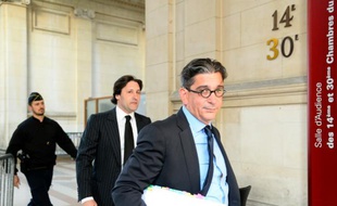 Arnaud Mimran (c) arrive au tribunal à Paris avec son avocat Jean-Marc Fedida (d) le 25 mai 2016