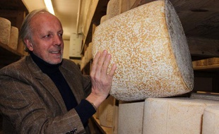 La famille Bonal affine et vend le fromage à Aurillac (Cantal) depuis les années 1950.