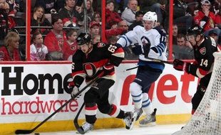 Le défenseur international suédois Erik Karlsson, des Ottawa Senators, a été victime mercredi d'une rupture du tendon d'achille gauche lors d'un match de Ligue nord-américaine de hockey sur glace (LNH).