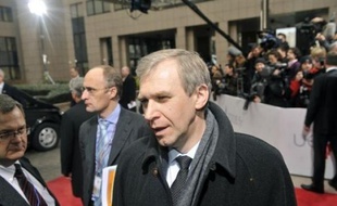 La Belgique cherchait une solution samedi et s'orientait vers un gouvernement de transition jusqu'en juin 2009 après la chute du cabinet Leterme, qui s'ajoute à une crise toujours bien présente entre Flamands et francophones concernant l'avenir du pays.