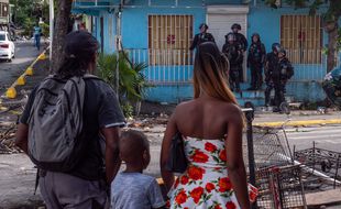 Des habitants de Marigot, sur l'île de Saint-Martin, font face à la police lors des manifestations de 2019 (illustration).