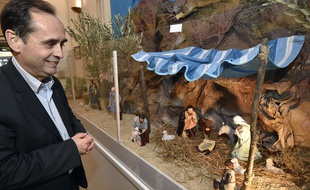 Le maire de Beziers, Robert Menard, devant la crèche de Noël de sa mairie, le 5 décembre 2014.