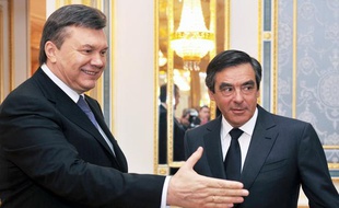 François Fillon et le président ukrainien Viktor Yanukovichlors de la conférence des donateurs pour Tchernobyl, à Kiev, le 19 avril 2011.