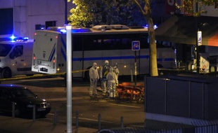 Des experts de la police scientifique enquêtent sur les lieux d'attentats suicides à l'extérieur du Stade de France à Saint-Denis, ayant fait un mort et 56 blessés le 13 novembre 2015