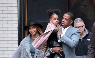 La chanteuse Beyoncé et Blue Ivy Carter dans les bras de son père, le rappeur Jay-Z