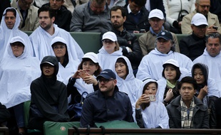 Des spectateurs sur le Central lors de Djokovic-Bautista Agut le 31 mai 2016.