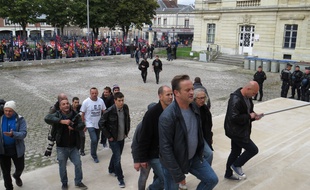 Les huit ex-salariés de Goodyear au tribunal d'Amiens, le 19 octobre 2016.